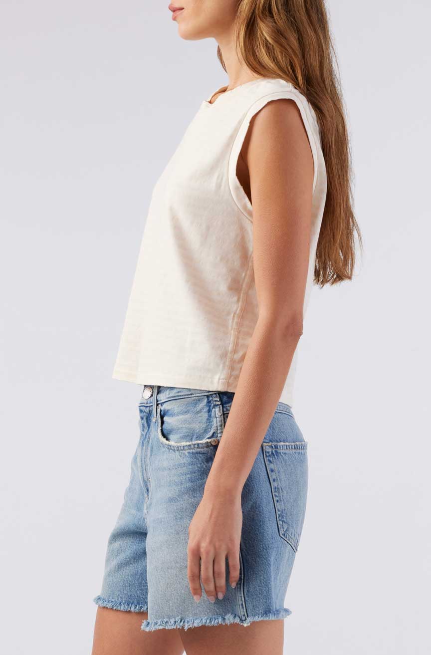 AMO SLEEVELESS BABE TEE NATURAL