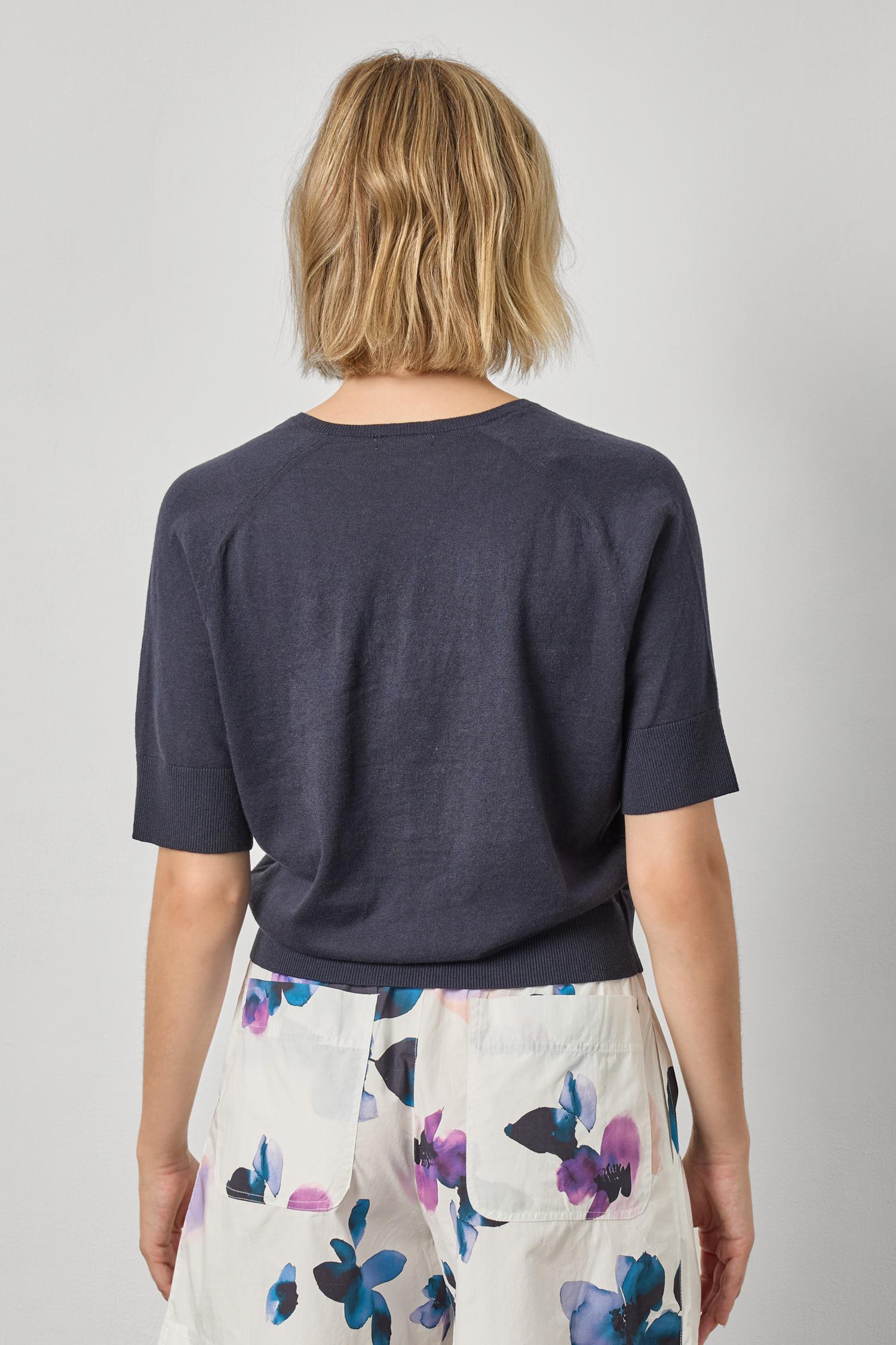 V-NECK SADDLE SLEEVE