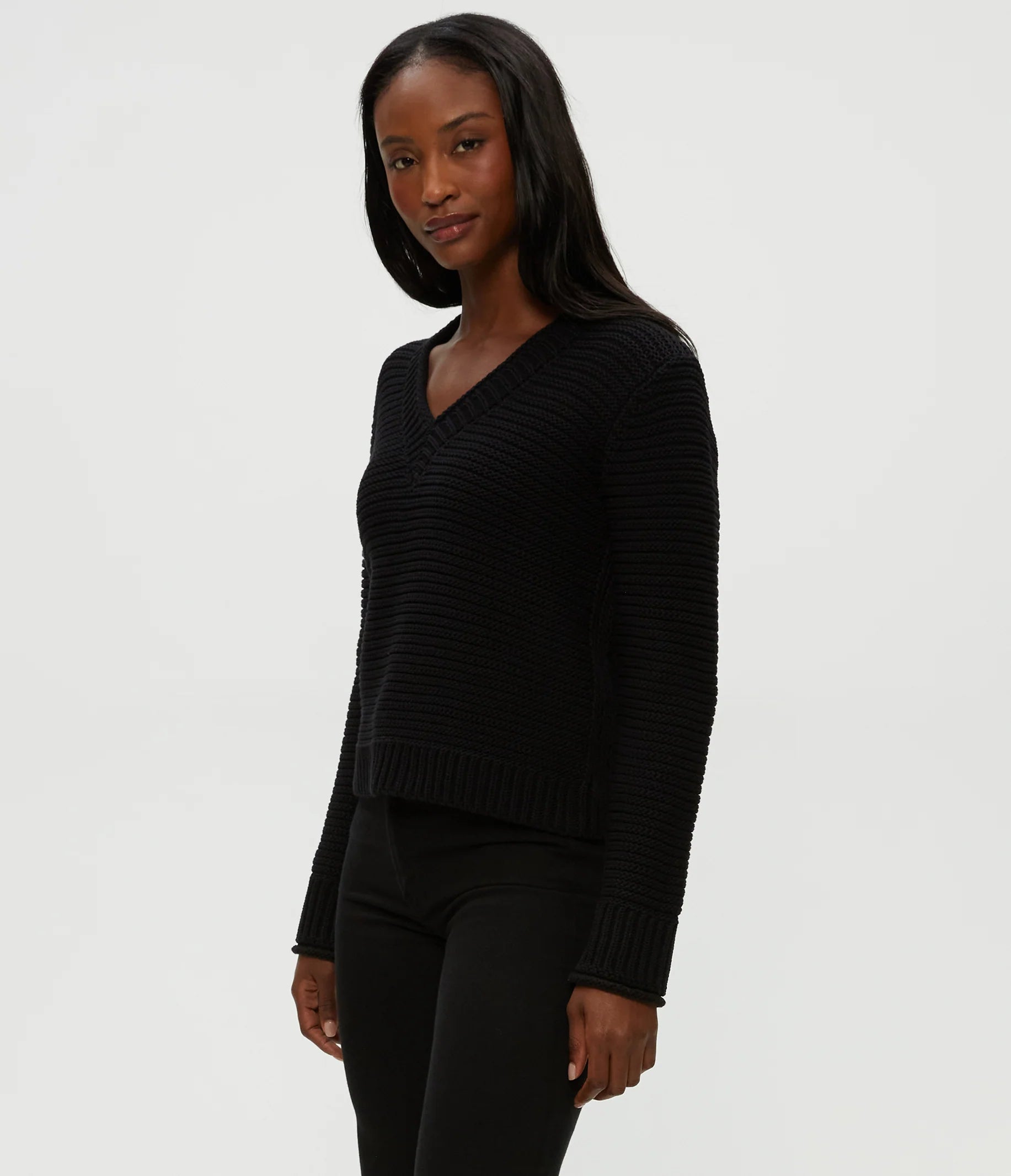 LINDA V-NECK