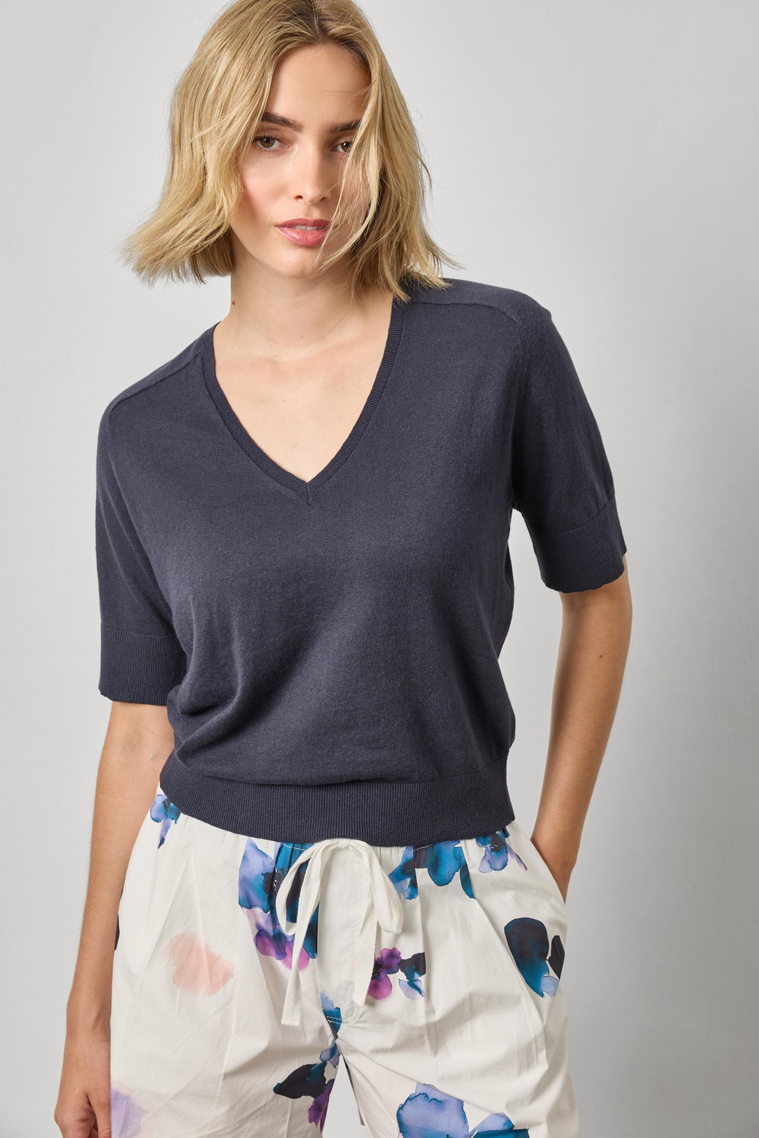 V-NECK SADDLE SLEEVE