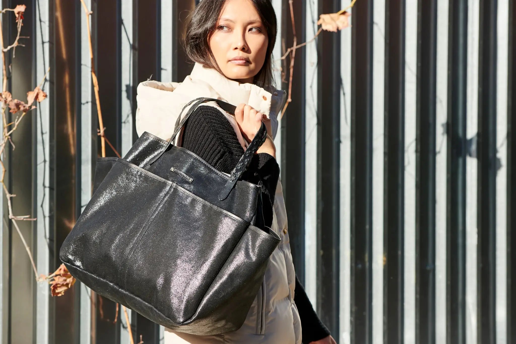 SLICK CANVAS TOTE - BLACK