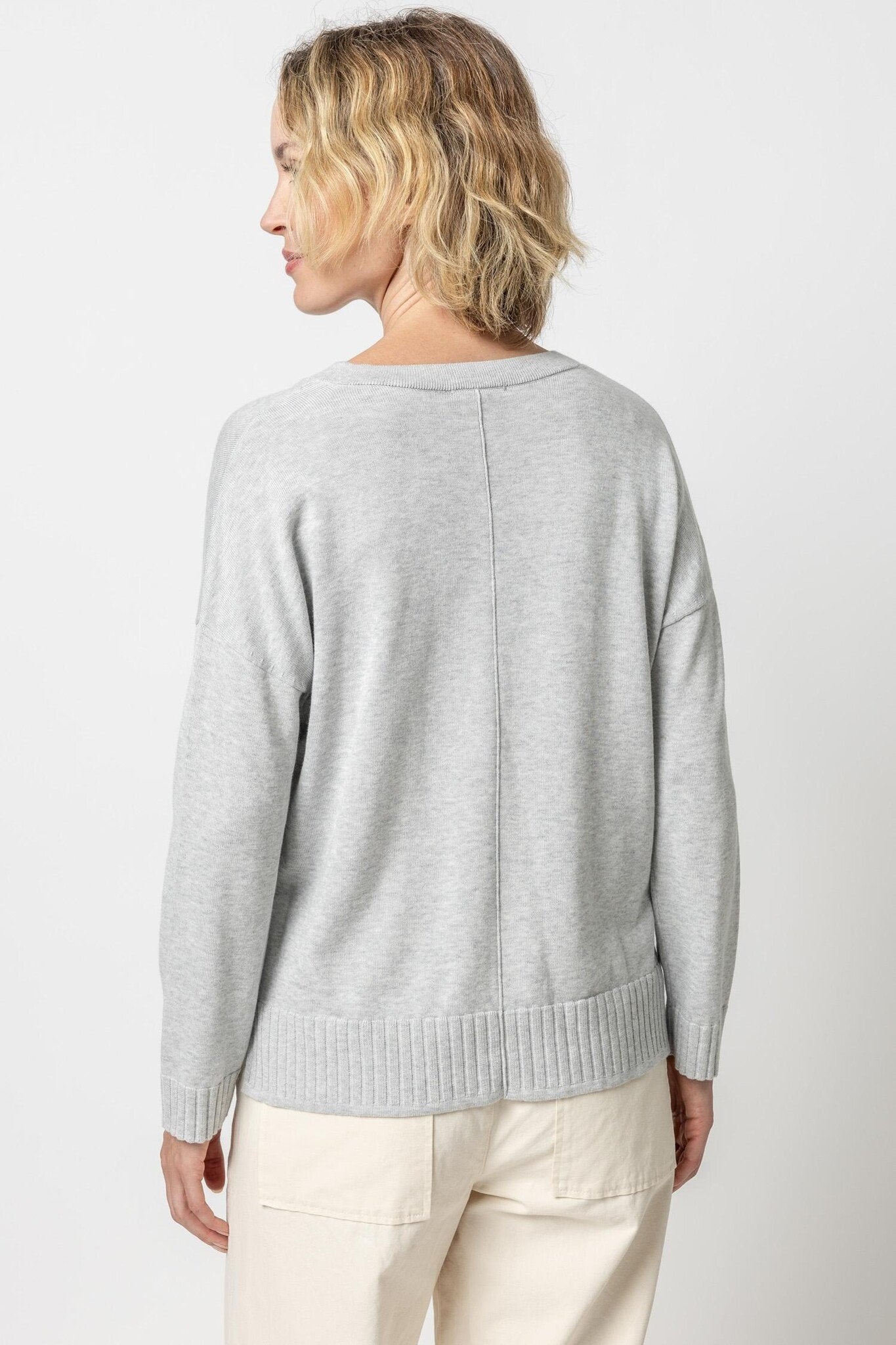 EASY BACK SEAM V-NECK SWEATER